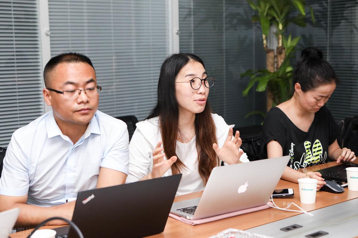 计算机专业女生选择前端开发好一些，还是选择后端开发好一些-JieYingAI捷鹰AI